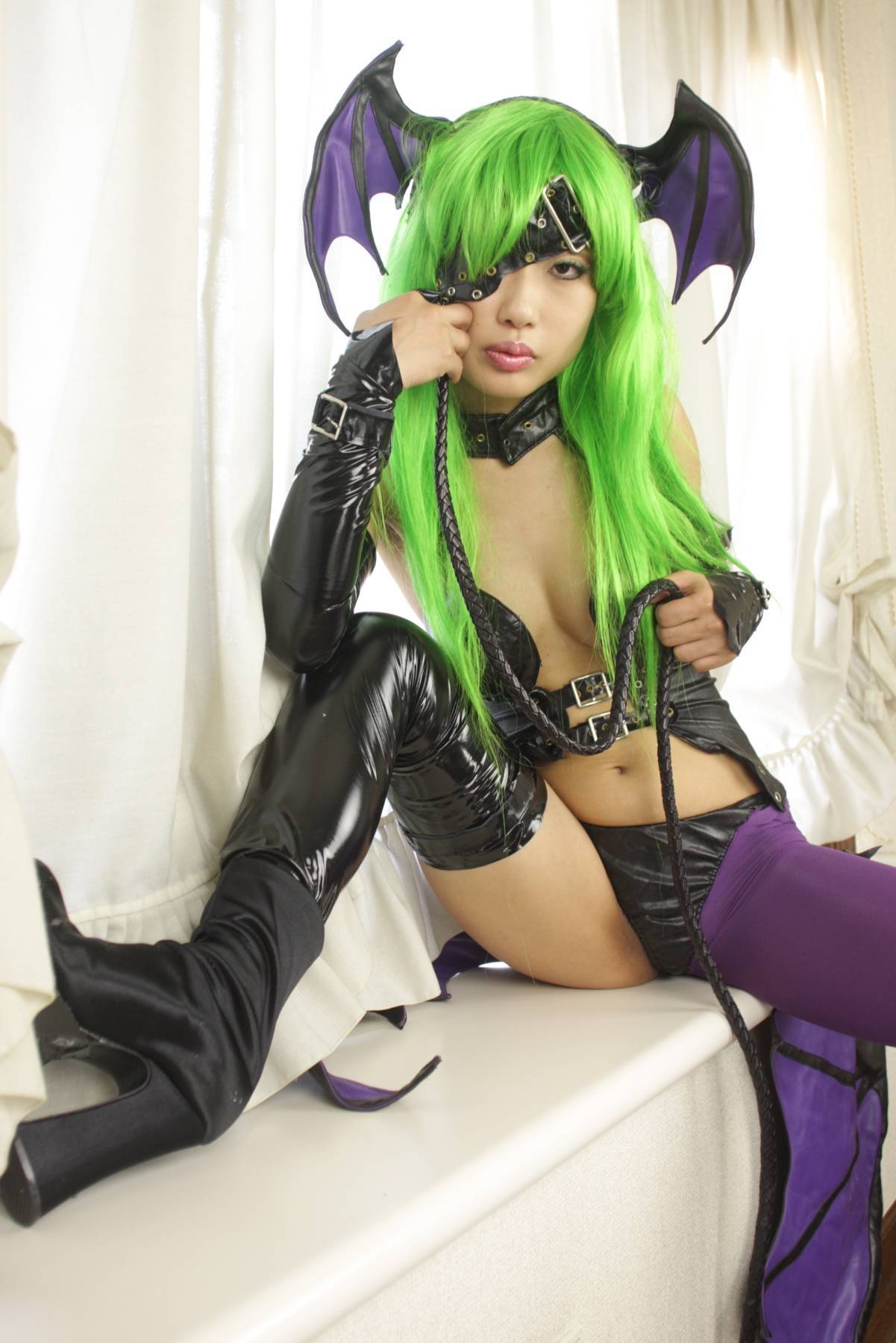 [Cosplay]  Darkstalkers  Morrigan with great body in latex